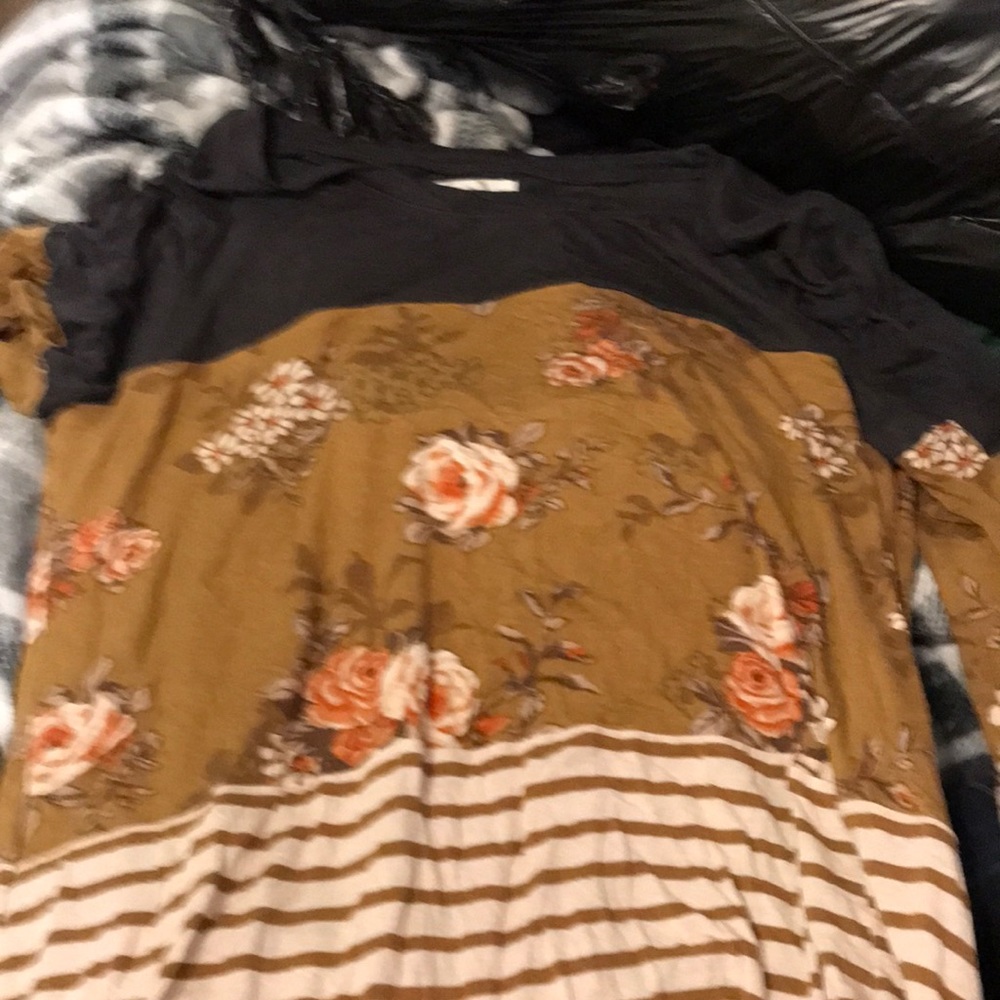 Long sleeve T-shirts with flower print in lines